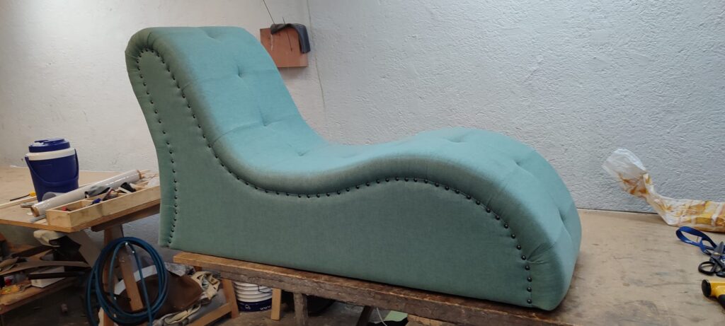 Sillon tantra tapizado discreto