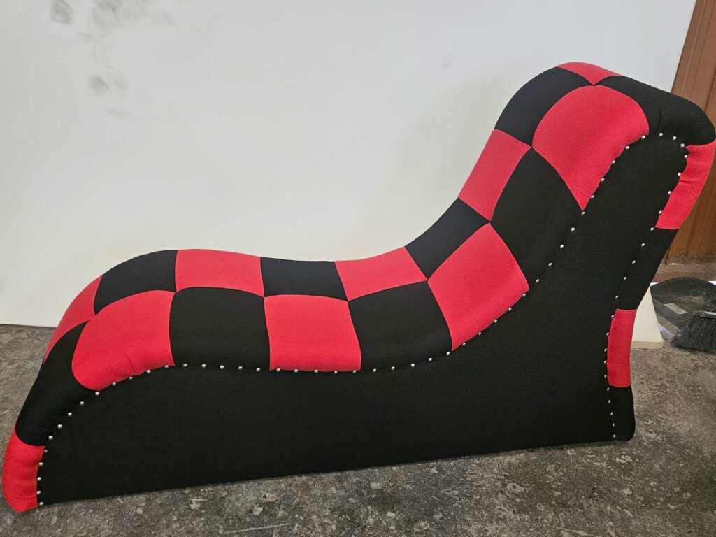 Tapizado de sillon tantra en rojo y negro